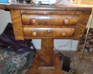 Neoclassical American Empire Drop-Leaf Side Table in Mahogany, circa 1830-1840