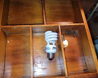 Neoclassical American Empire Drop-Leaf Side Table in Mahogany, circa 1830-1840