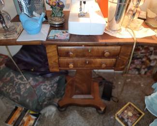 Neoclassical American Empire Drop-Leaf Side Table in Mahogany, circa 1830-1840