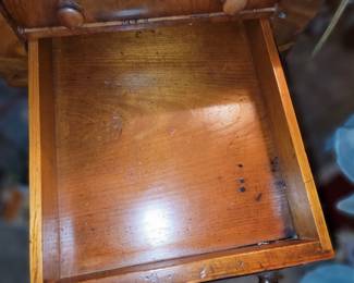 Neoclassical American Empire Drop-Leaf Side Table in Mahogany, circa 1830-1840