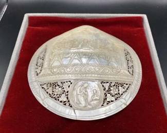 Entire "Last Supper" carved in a single shell!