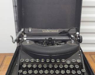 Underwood Noiseless Portable Manual Typewriter in case, very clean