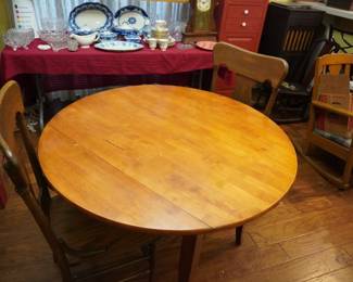 round table, 2 chairs