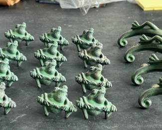 F147 - $35. Frog and Lizard Drawer Pulls : 16 Frogs / 4 Lizards