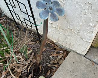 F22 - $10. Metal Yard Art Flower Measures 5.5" Wide x 15" Tall