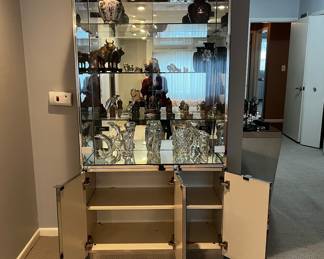 Lighted mirror display cabinet