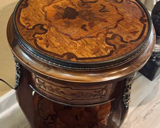 Round end table, 15" diameter