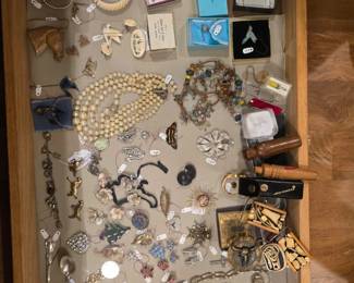 Several nice jewelry pieces including a piece from Tiffany's 