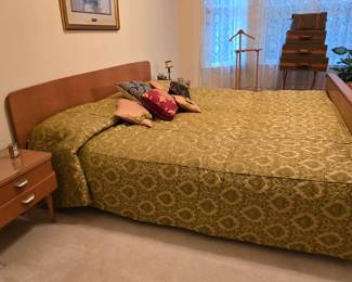 King Bed w/2 night tables - 6 Piece Mid-Century Bedroom Suite 
