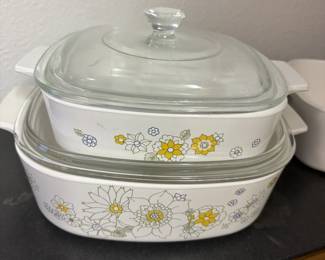 Vintage Corning ware baking dishes with lids