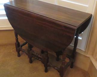 Drop leaf gate leg table