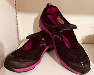 Vionic shoes size 8
