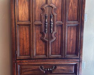 Wardrobe/Armoire