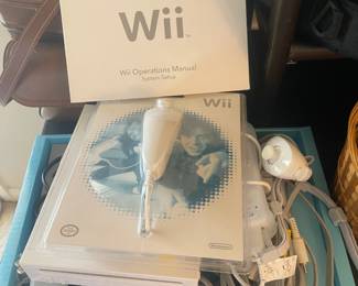 Wii set - 2 controllers, 2 game discs, console, stand