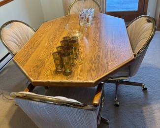 Cute vintage dining room- 