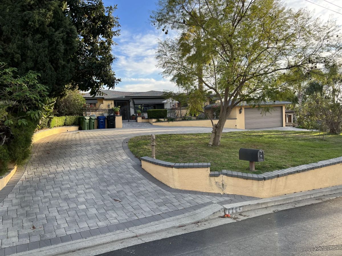 This photo of the front of the sale location will help you when you're looking for the sale.