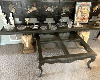 This display of tables speaks of a definite style.