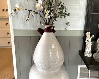 In case you needed to know if there were any vases in the sale, yes, yes there are.