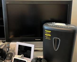 TV Panasonic TC-32LX50, Amazon Basics 8-Page Shredder