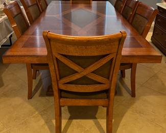 Dining Room Table w 2 Leaves and 8 Chairs