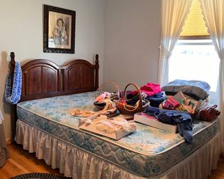 Thomasville Bed & Mattress Set in perfect condition