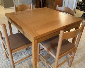 Expandable Table with 4 Chairs