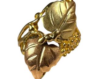 10kt Two Toned Ornate Leaf Ring 2pt9 Grams