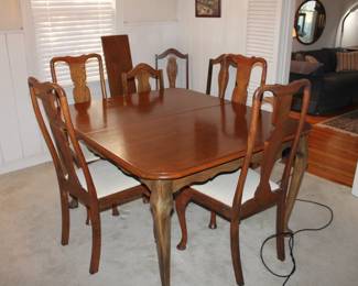 Dining room table w/ one leaf and 8 chairs