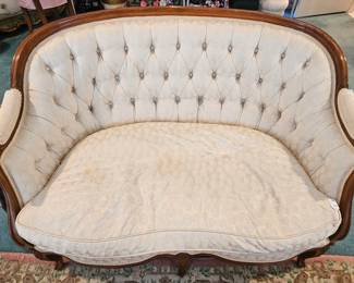 Tufted back settee