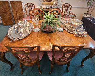 Dining table with 6 chairs and extra leaves