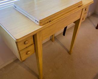 Vintage Singer Sewing Machine / Table $ 98.00