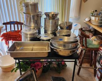Like brand new, large cookware