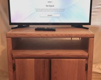 32 in Samsung Tv With Stand