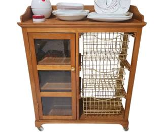 Kitchen storage with three shelves and three wire baskets
