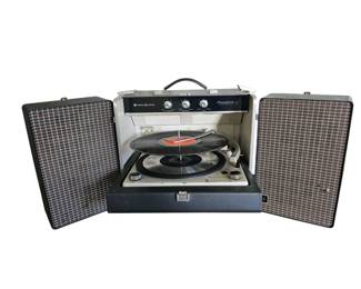 General Electric VINTAGE portable turntable with detachable speakers. (Needs some work)