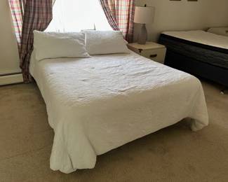 Mattress & Boxspring, Linens