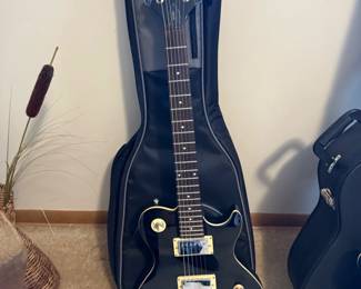 SAMICK Greg Bennett Avion AV-1 Electric Guitar in Black with Archer Top and Mahogany Body with Cutaway
