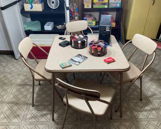 VINTAGE CARD TABLE SET.  LIKE NEW