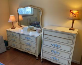 NICE VINTAGE WHITE BEDROOM SET 