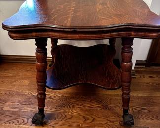TABLE VINTAGE CLAW FOOT PARLOR