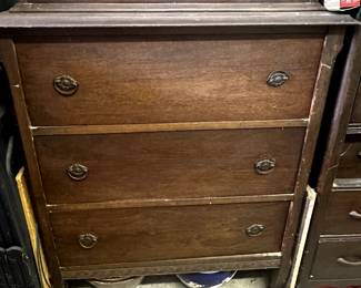 VINTAGE CHEST OF DRAWERS