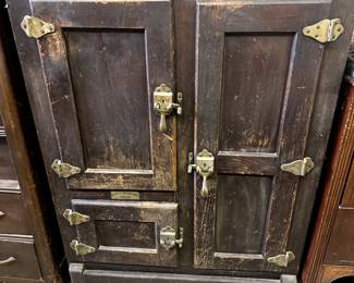 VINTAGE ICE BOX