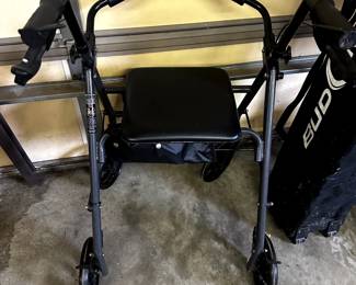 WALKER WITH SEAT