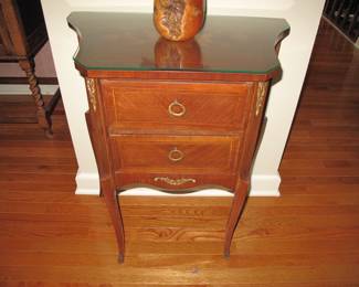 Commode d'entre deux en marqueterie de style Louis XV