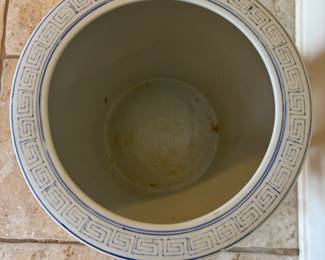 Chinoiserie Blue & White planter w stand 12” diameter 25.5”t 28.5”t w stand
$125.00