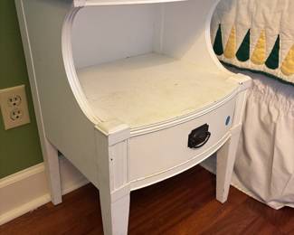 Drexel White Wood night stand
18.25”w 15.5”d 26.25”t.    $ 125.00