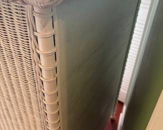 White Wicker Dresser 5 drawers w glass top
34.5”w 22”d 50”t.   $ 350.00