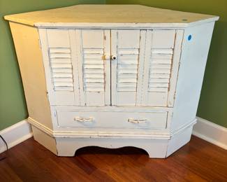 White Wood distressed Corner cabinet
43”w 23”d 31.5”.  $ 185.00