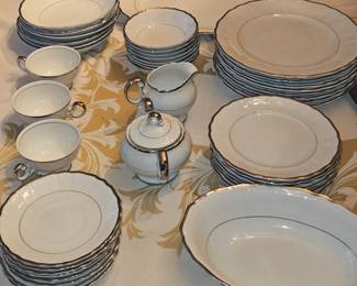  Harmony House
Silver Sonata, featuring a white, scalloped design with platinum trim
8 piece place setting with cream and sugar bowl.
2 serving dishes