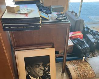 LOTS OF PHOTOGRAPHY ITEMS AND B & W PHOTOGRAPHS, SOME MOUNTED.